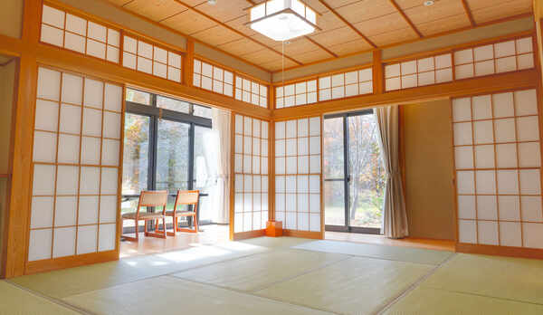 客室【あさぎり】。和室10畳＋広々とした縁側。ゆったりとお過ごしいただけます。