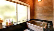 *特別室・蘭石亭（客室一例）/檜の香りに満たされた客室のお風呂はもちろん天然温泉。