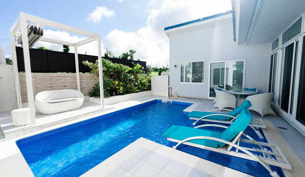 【共通】プールサイドには屋外シャワーも完備。