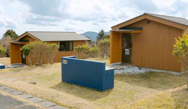 【ログハウス外観】手軽に安心してキャンプを楽しんでいただけるログハウス