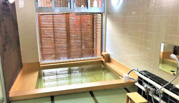 桧風呂　畳敷きの洗い場