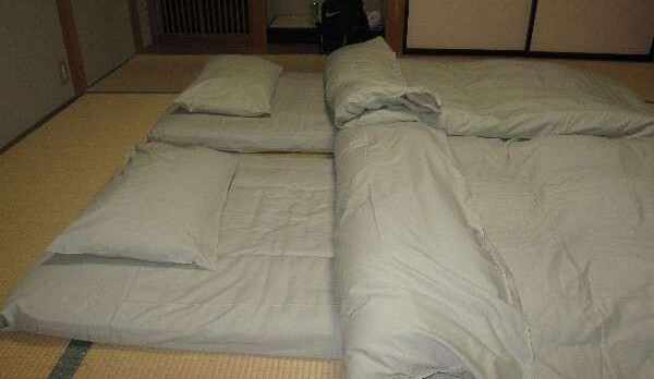 ふんわり羽根ふとんです　今宵ゆっくりおやすみください