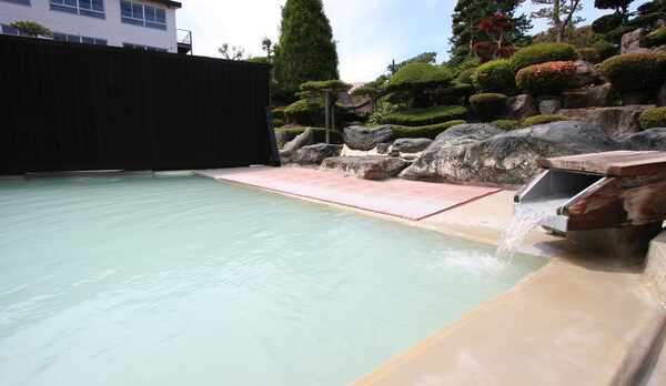 *源泉掛け流しの温泉は飲泉もできます。ちょっと酸味が効いていますよ。