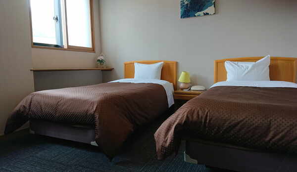 窓から白馬三山とゲレンデの大パノラマが一望できるツインルームです。