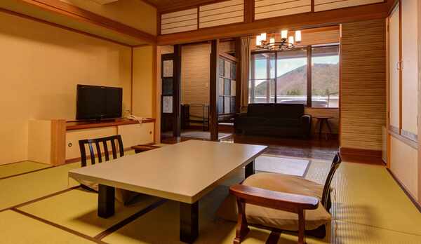 *湯峠館・露天風呂付客室「胡蝶」/和室10畳+洋間の60平米の広さ