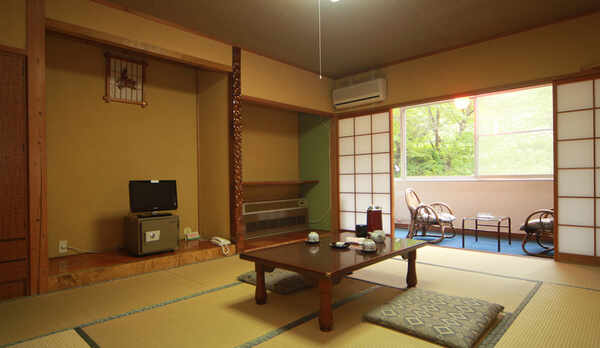 #トレインビュー和室（10畳）　会津鉄道を眺めながらゆっくりお過ごしください