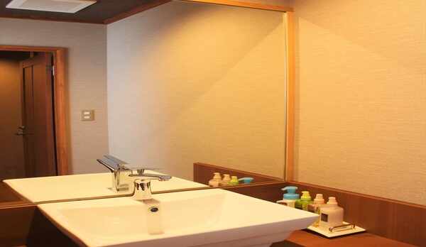 碧い海　和室１０畳ツインベッド　洗面所