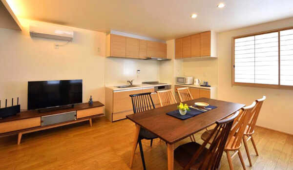 ・2階「リビング・ダイニング」テレビ、ソファ、ダイニングを設置