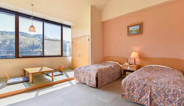 *【客室一例/和洋室】洋室＋和室4畳のお部屋です。座ってくつろぎたい方に◎。