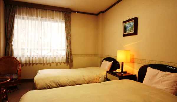 ★洋室ツイン（自動開閉式洗浄トイレ付き）（１〜２名）※禁煙