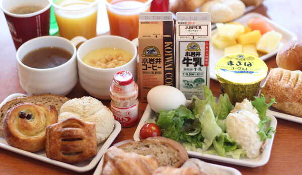 【朝食無料】焼き立てふっくらのおいしいパンと日替わりのスープで、爽やかな朝をお迎え下さい。