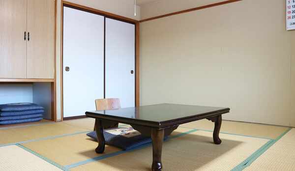 *［客室一例］晴れていれば雄大な四季折々の斑尾山を望ぞめる和室8畳（バストイレなし）の客室です