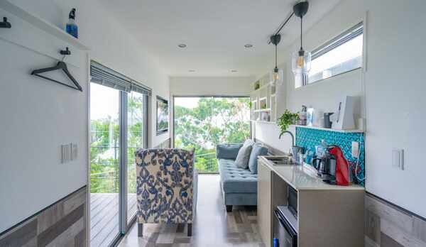 ネット対応型液晶テレビ完備★大きな窓から海と空を堪能できるリビングエリア