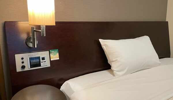 ナイトランプ、ナイトテーブル【コンフォートルーム全室設置】