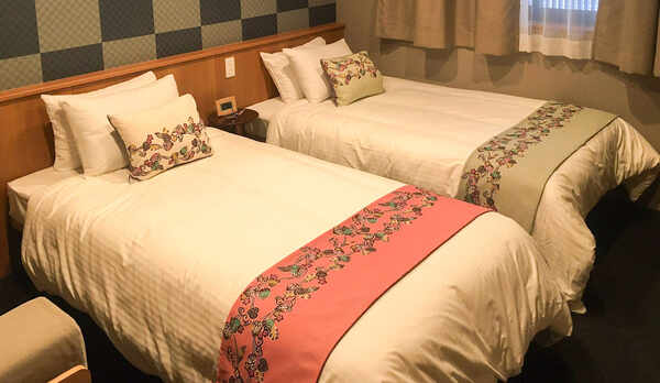 ・＜502＞シャワートイレ付ツインルーム。ソファ付きです