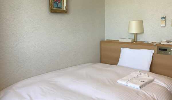 スタンダードシングルの一例。クラウドフィットのダブルサイズベッドに高級羽毛布団を完備。