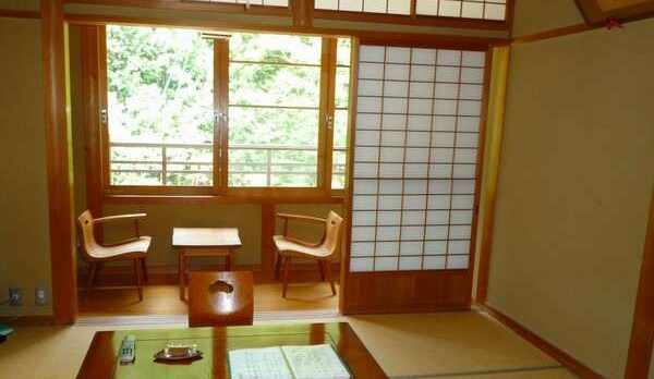 【新館和室】窓の下には清流日高川が流れています