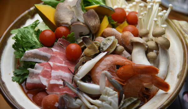 トマト鍋（春・秋・冬期間の気温の低い日の夕食は、当館名物・トマト鍋になる日があります）