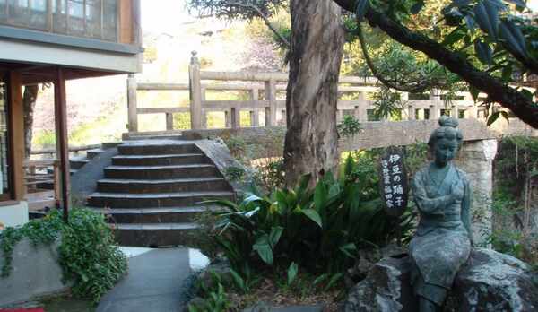 玄関先の伊豆の踊子像