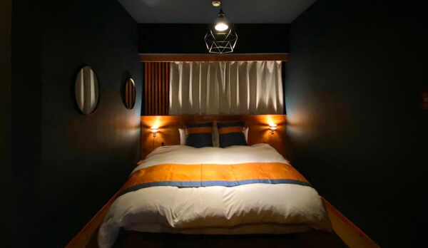 【1LDK客室】クイーンサイズベッド1台の寝室