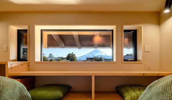 岳麓翠苑＿窓からの富士山