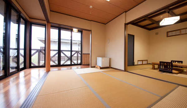 【離れ和室(6畳+8畳)・一例】名峰由布岳の眺望が素晴らしい、開放感たっぷりのお部屋