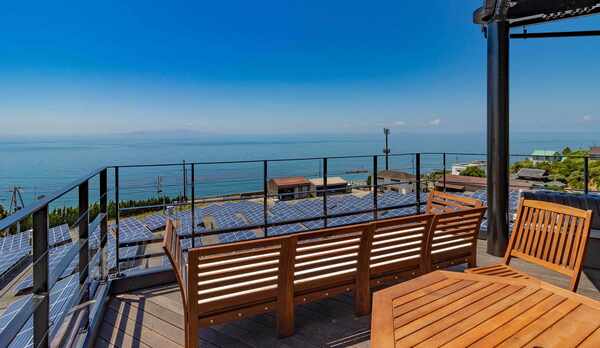 ・【テラス】素晴らしい風景を眺めながらテラスでゆったりお寛ぎください