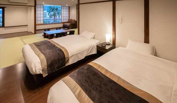 【海側露天風呂付き和洋室　和室10畳＋ツインベッドルーム】和室にベッドルームがついたお部屋。