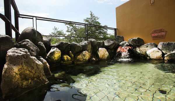 『大浴場』富士川の天然石を積み上げた開放的な露天風呂。
