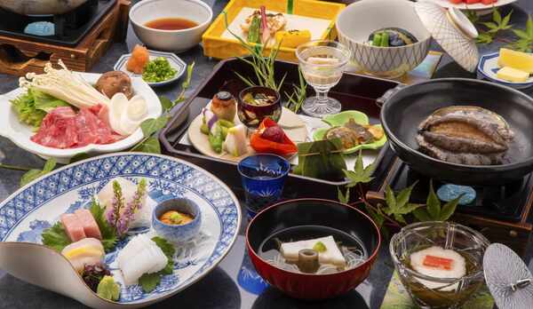 ＜夕食一例・月＞その時の出会いの味を大切に「一客一味」でおもてなしさせて頂いております。