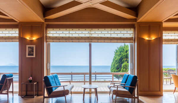 チェックインは目の前に広がる海を眺めながらラウンジで