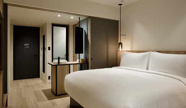 キングルーム：25平米禁煙・ベッド幅180cm　シンプルながら温かみのある空間でお寛ぎください。