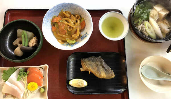 ・〈日替わりの夕定食〉お刺身や肉野菜炒めなどボリュームも満点