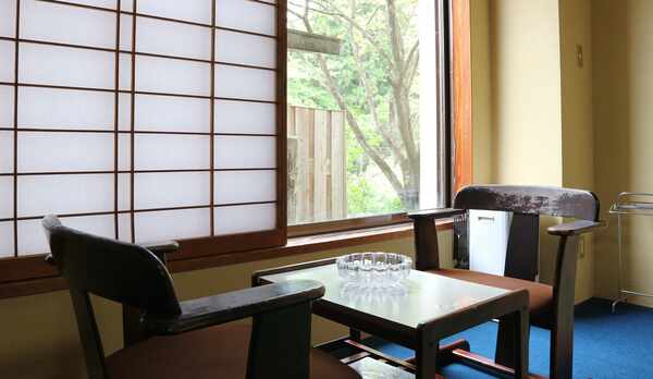 *和室12畳一例／窓の外にはお庭の緑が広がる
