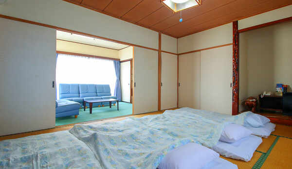 #二間続き部屋10畳+6畳　情緒あふれる畳部屋の客室。ごゆっくりとお寛ぎください。