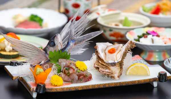 夏季限定「飛び魚の姿造り」岩牡蠣と並ぶ夏の風物詩の飛び魚を目にも楽しい姿造りで