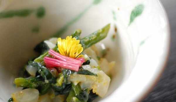 【夕食】先付のつぶ貝と菜の花のわさび和え。それぞれの美味しさが融合したお酒がススムお料理です／例