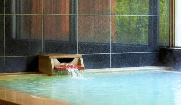 【温泉大浴場】美肌効果がある他、身体がよく温まり、神経痛や動脈硬化などの効能もあります。