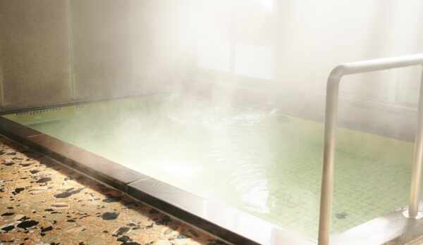 源泉かけ流しの温泉（男湯）