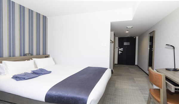 モデレートダブル(客室奥・窓側より)