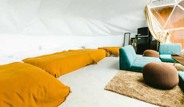 【１】温泉付きドームテント　ダブルベット&times;２台　シングルベット&times;２台　室内イメージ