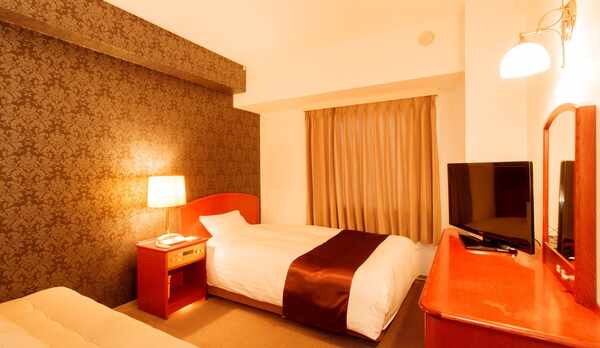 シングルルーム。ゆったりできるロングソファ付きです。