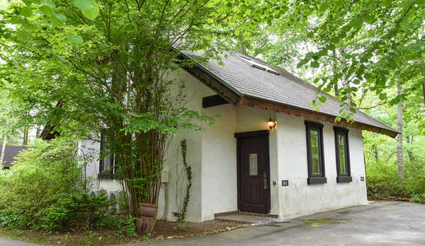 *部屋一例（コテージタイプ1）／絵本に出てくる森の中の小屋のようなかわいらしい外観です。