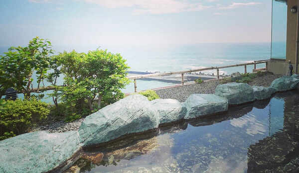 自家源泉より引湯　男性用露天風呂　四海波の「蒼海」（そうかい）
