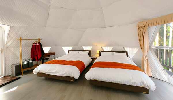 ベッドをくっつけることも可能ですので、事前にお知らせください。1台の幅が140あるので余裕あります