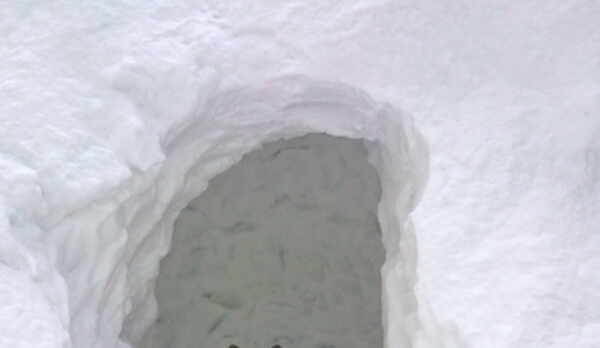 かまくら。ワンちゃんと一緒に記念撮影はいかが？