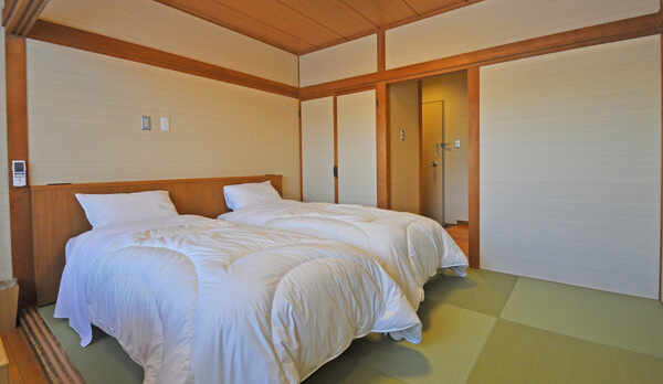 【洋室ツイン（トイレ付】ツインタイプ6帖のお部屋です