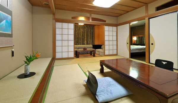 【本館】客室　※ゆったりとしたお部屋は3世代でのご宿泊にもおすすめです。