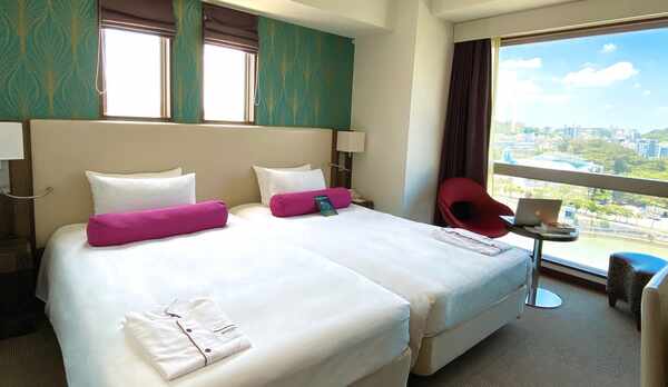 【スーペリアツイン】デザイナーズインテリアと大きな窓でおしゃれで快適な空間を演出します