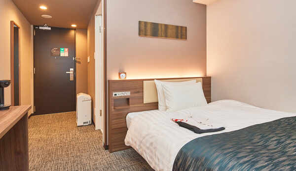【シングルルーム】シモンズ製ベッドを設置で全室16.05平米。コーヒーメーカーも設置。※客室画像一例